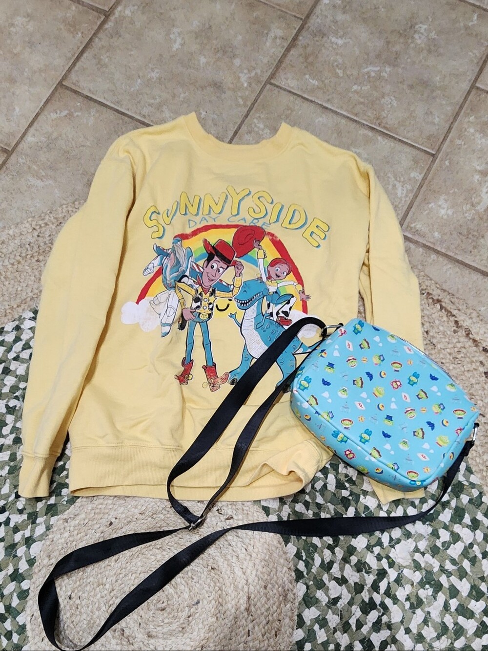 Set Disney Pixar Buckle-Down Crossbody & Toy Story Sweatshirt XS